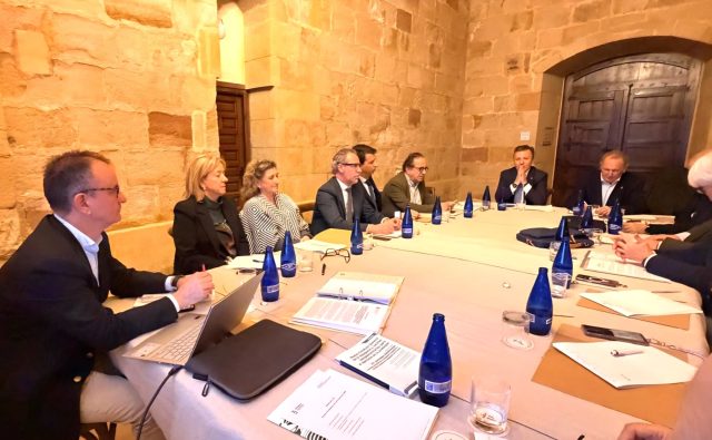 De izqda. a dcha.: Manuel Mata, decano del Colegio de Castellón y presidente de la Comisión de Deontología de la Abogacía; Maite Abadía, letrada del Consejo General de la Abogacía; Mar García, presidenta del Consejo Valenciano de Colegios de la Abogacía; Rogeli Montoliu, presidente del Consell de l'Advocacia Catalana; Borja Vargues, secretario general técnico de la Abogacía; Fernando Rodríguez Santocildes, presidente del Consejo de la Abogacía de Castilla y León; Ángel Cervantes, presidente del Consejo de la Abogacía de Castilla-La Mancha; Federico Fernández, presidente del Consejo Andaluz de Colegios de Abogados.